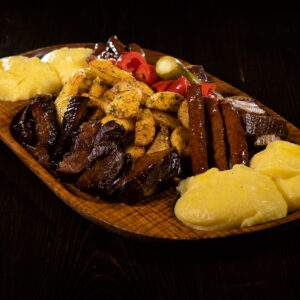 Platou taranesc cu carne de garnita