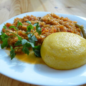 Varza calita  cu mamaliguta si ardei iute