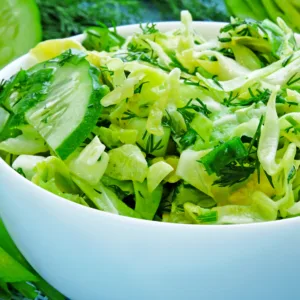 Salata verde, ceapa, castraveti, sos de rodie si chiftelute Falafel